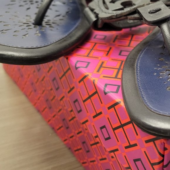 Tory Burch Miller Scallop Medallion Sandals Shoes PERFECT BLACK NAVY - Picture 3 of 8